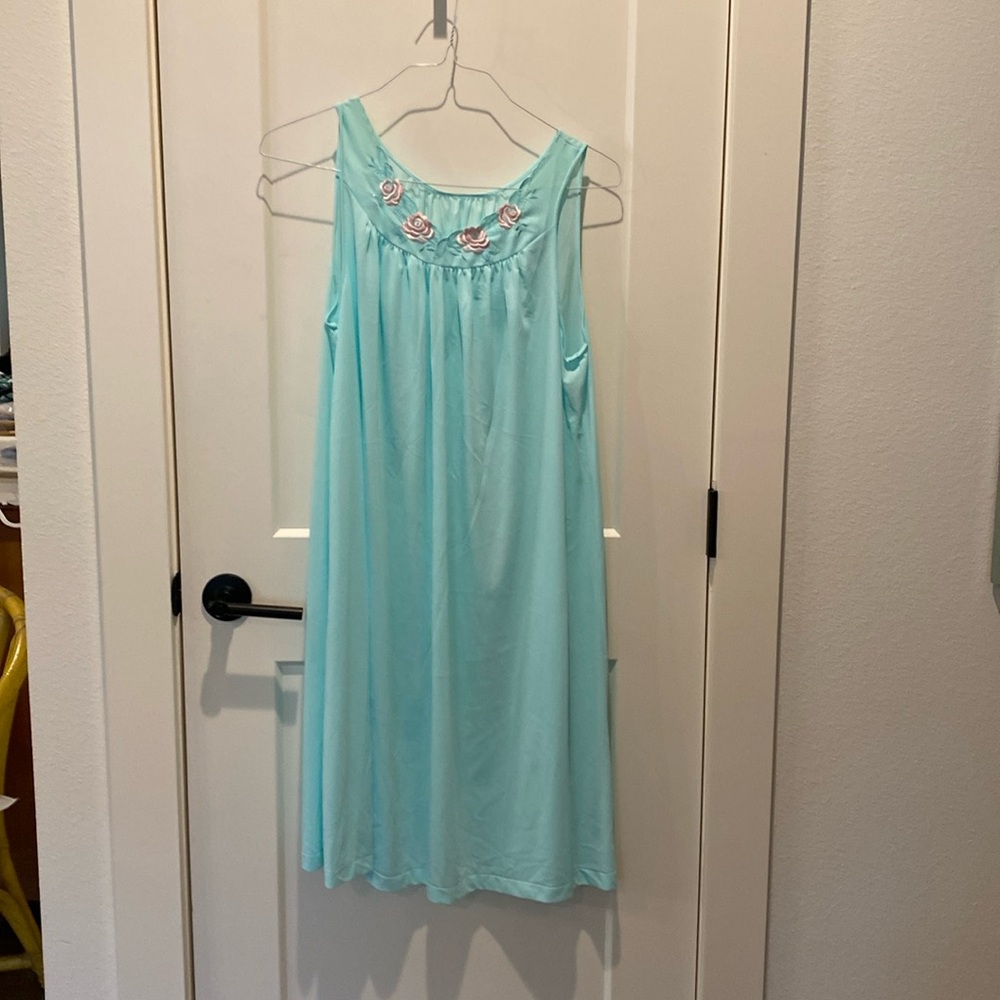 Shadowline Sleeveless Gown w/a flowers‎ at Neckline.  Nylon.  Size Medium